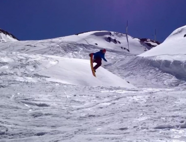 Acrobacias con la tabla en la nieve